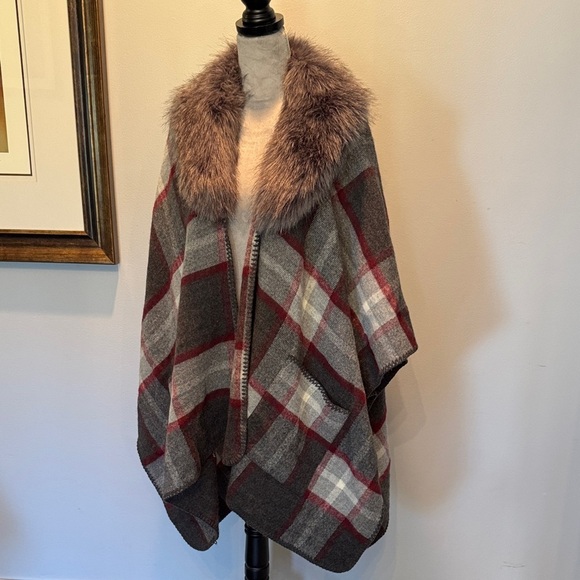 Steve Madden Gray Plaid Poncho with Faux Fur Collar NWOT one size fits most - Picture 5 of 12